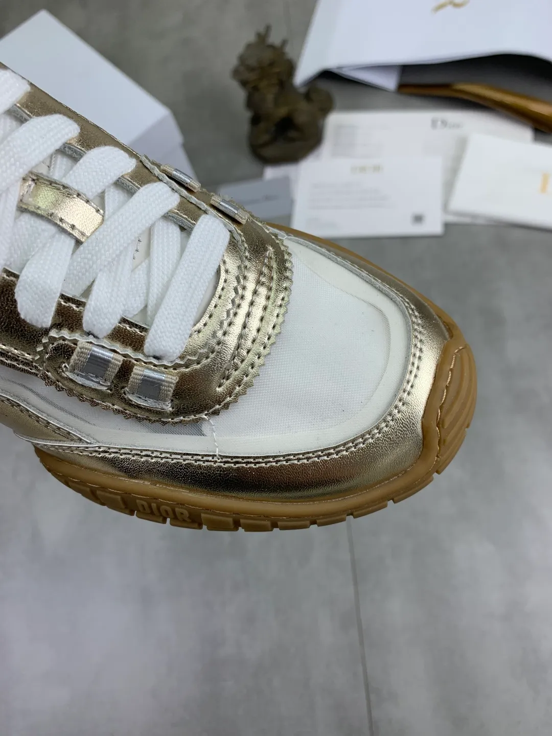 Men's men's shoes P520 new Dior Tech sneakers 2026 early spring series new products, with fashionable details, highlighting retro aesthetics. The light beige anti-suede cow leather upper is spliced ​​with apricot transparent mesh fabric on the side. The upper window edge is adhered with high-frequency flat ironing and back-pressure. It replicates the original craftsmanship, making it beautiful and comfortable without falling off. The interior is made of sheep lining of the same color, which is soft and comfortable. The heel and tongue are embellished with the Paris logo. The textured TPU soles with the same color logo. The high-end version is exquisitely packaged, adding a high-end style.  Code number: 35-46